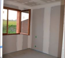 Chambre 1 : Chape liquide collée avant la pose du carrelage. Il n'y a plus qu'a attendre que cela sèche.