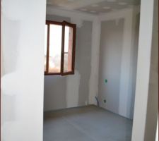 Chambre 2 : Chape liquide collée avant la pose du carrelage. Il n'y a plus qu'a attendre que cela sèche.