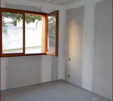 Chambre 3 : Chape liquide collée avant la pose du carrelage. Il n'y a plus qu'a attendre que cela sèche.