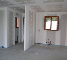 Cuisine/entrée : Chape liquide collée avant la pose du carrelage. Il n'y a plus qu'a attendre que cela sèche.