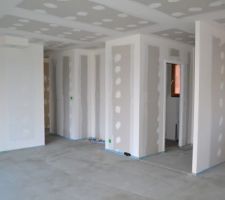 Pièce de vie : Chape liquide collée avant la pose du carrelage. Il n'y a plus qu'a attendre que cela sèche.