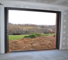 Baie vitrée : Chape liquide collée avant la pose du carrelage. Il n'y a plus qu'a attendre que cela sèche.