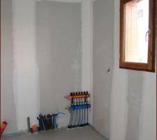 Buanderie : Chape liquide collée avant la pose du carrelage. Il n'y a plus qu'a attendre que cela sèche.