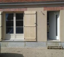 Façade avant de la maison côté salon