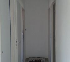 Couloir qui dessert les chambres, la salle de bain et les WC