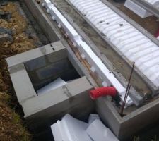 Montage du vide sanitaire en cours.