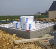 Montage du vide sanitaire en cours.