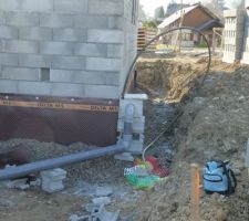 Drain périphérique et caniveau du garage, le tout relié au puits perdu pour les eaux pluviales