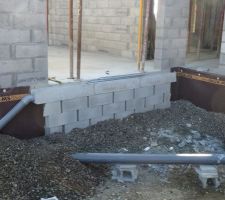 Drain périphérique et caniveau du garage, le tout relié au puits perdu pour les eaux pluviales