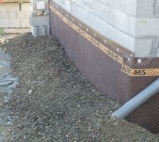 Drain périphérique et caniveau du garage, le tout relié au puits perdu pour les eaux pluviales