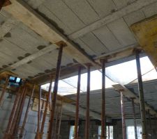 Trémie du futur escalier et emplacement du conduit pour éventuel futur poêle