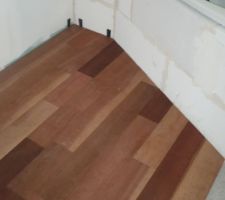 Début pose parquet salle de bain