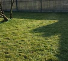 Emplacement du futur parterre sur l'arri&egrave;re de la maison