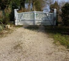 All&eacute;e avant pose des bordures en pav&eacute;s