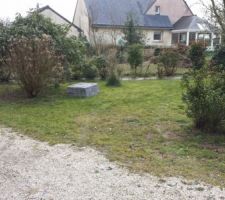 All&eacute;e : la pelouse et les graviers seront d&eacute;limit&eacute;s par des pav&eacute;s