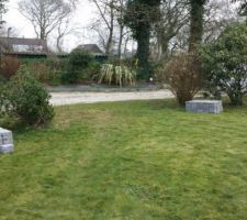 All&eacute;e : la pelouse et les graviers seront d&eacute;limit&eacute;s par des pav&eacute;s