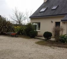 Vue des parterres devant maison avant r&eacute;am&eacute;nagement