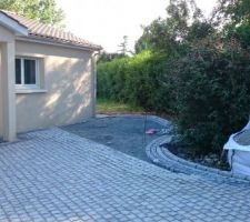 La cour terminé mais sans les joints.

Manque 10m² de pavé sur la première livraison de pavé.