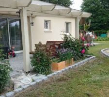 Terrasse terminé avec les bordures au tour des massifs