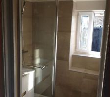 La salle d'eau de la chambre au RDC