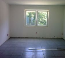 Vue du c&ocirc;t&eacute; salon avec les joints termin&eacute;s.