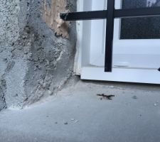 Fenêtre WC du bas , normal les mâcons avaient oubliés de faire l ouverture de cette fenêtre, puis oublié de la ferraillée .Obligé de contacté le maitre d'?uvre pour lui signalé .