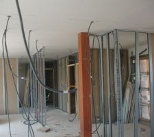 L'espace pour le salon  et vue sur le couloir donnant accès vers deux chambres
