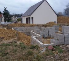 Quelle belle surprise aujourdhui de voir les chantiers de mon voisin de gauche et de celui de droite qui se construisent en meme temps