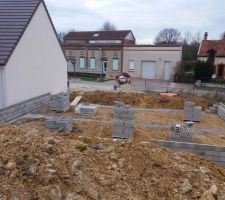Quelle belle surprise aujourdhui de voir les chantiers de mon voisin de gauche et de celui de droite qui se construisent en meme temps