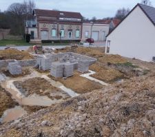 Quelle belle surprise aujourdhui de voir les chantiers de mon voisin de gauche et de celui de droite qui se construisent en meme temps