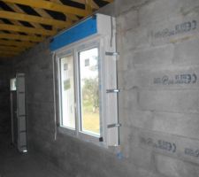 Menuiseries vues de l'int&eacute;rieur ce matin lors du d&eacute;but de la pose de l'isolation et des cloisons