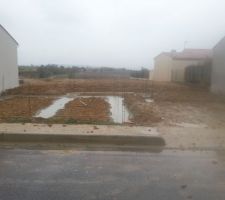 Comme pr&eacute;vu les fondations ont &eacute;taient coul&eacute;es malgr&eacute; la pluie.
je m'inqui&eacute;tais mais j'ai lu sur plusieurs r&eacute;cits que ce n'&eacute;tait pas un probl&egrave;me. 
Comme dirait Jacques chirac (celui de camping &eacute;videmment ) fondations pluvieuse fondations heureuse ou  un truc comme &ccedil;a ?. 
Tout roule, au t&eacute;l&eacute;phone le CDT me dit qu'ils continuent dans 8 jours.