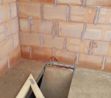 Merci le livreur de charpente. Élingue cassé la dalle et le murs on pris chère. Arrêt de chantier?