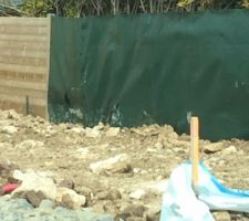 Plastique de la haie du voisin un peu arrach&eacute;...

J?esp&egrave;re que le terrassier va voir cela avec le voisin.