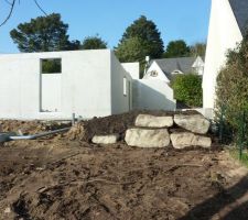 Terrassement en cours...pose des gros cailloux ?