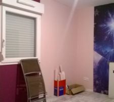 Fini la pose de la tapisserie de la chambre enfant