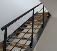 Escalier métal (thermolaquaquage epoxy RAL 7016) et bois (Chêne teinte et vernis RAL anti-uv, épaisseur 40mm) à limons latéraux