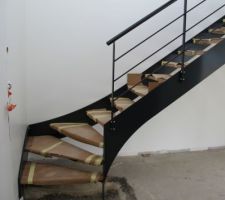 Escalier métal (thermolaquaquage epoxy RAL 7016) et bois (Chêne teinte et vernis RAL anti-uv, épaisseur 40mm) à limons latéraux