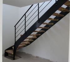 Escalier métal (thermolaquaquage epoxy RAL 7016) et bois (Chêne teinte et vernis RAL anti-uv, épaisseur 40mm) à limons latéraux