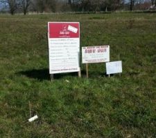 Panneau posé sur le terrain !