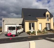 Il manque encore l'enduit du garage qui devrait pas tarder et le pan à peindre en marron