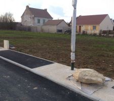 Notre terrain qui débute du goudron