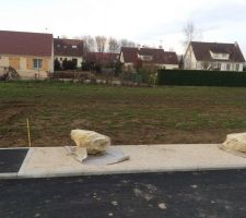 Fin de la limitation du terrain, petit poteau jaune