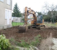 Terassement. La souche a &eacute;t&eacute; enlev&eacute;e.