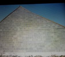 Le côté de la maison en limite de terrain ..on verra si le voisin se colle ou pas ,c'est notre garage et cellier de ce côté donc pas grave