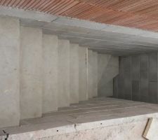 L'escalier béton du sous sol
