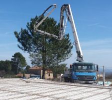 Leplancher est posé, la pompe à béton va entrer en action des que la toupie arrive.
Ce soir on sera passé du blanc au gris!