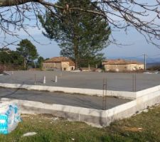 La terrasse des chambres et la dalle de la maison