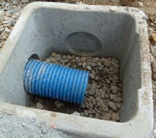 Drain qui s'écoule dans un regard sans exutoire