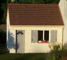 Abri de jardin avec ses finitions : enduit de facade pose volets et peintures